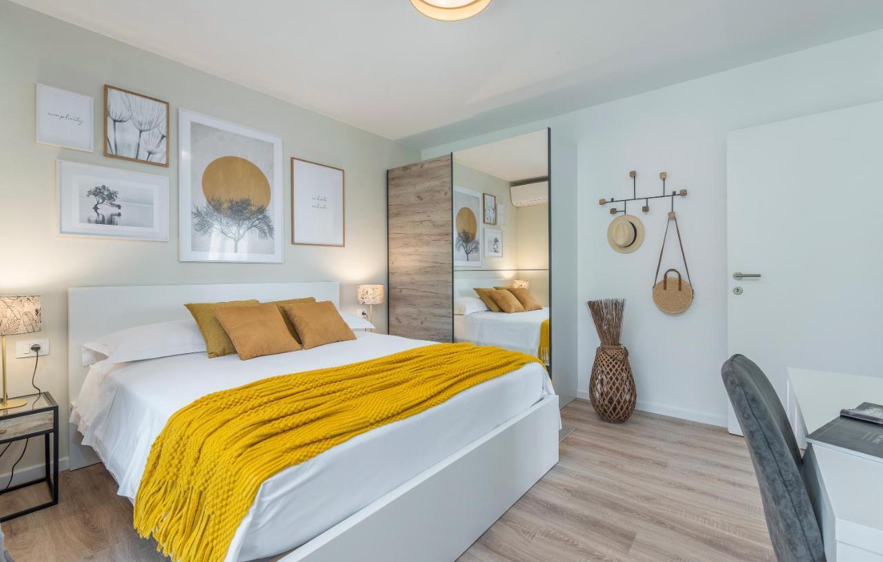 Just Renovated Stylish 2 Bedrooms Apartment Only A Few Steps From The Beach! Novigrad  Exterior photo