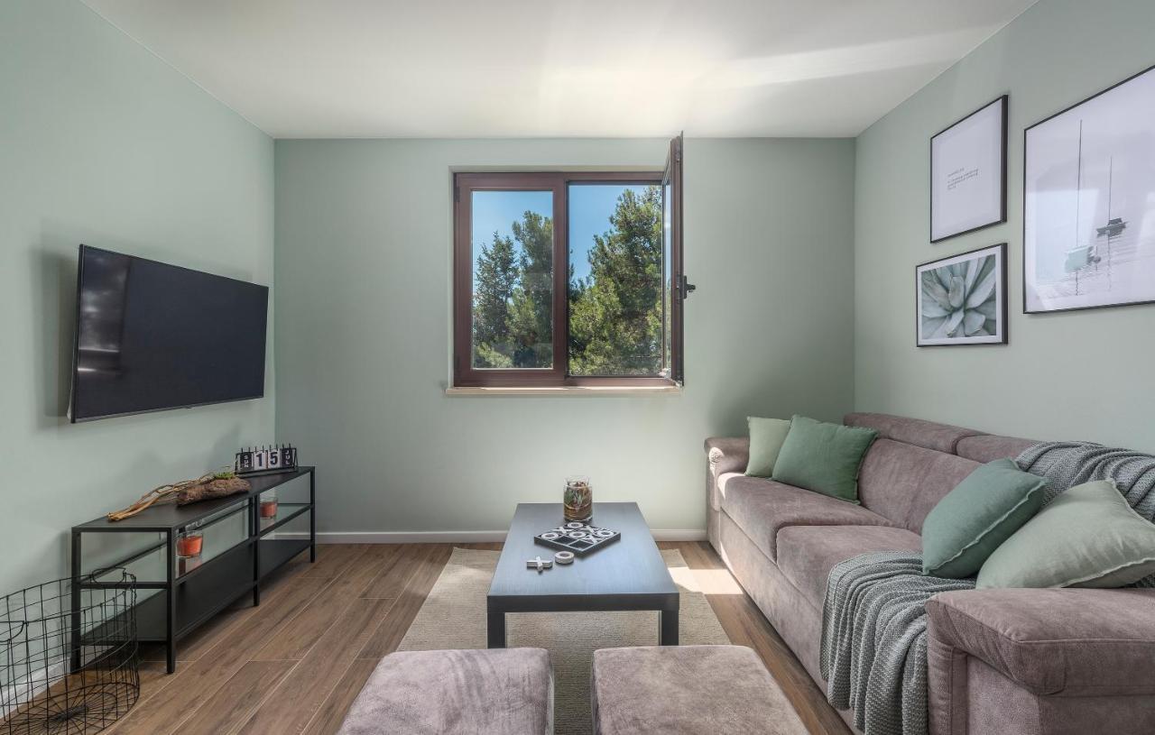 Just Renovated Stylish 2 Bedrooms Apartment Only A Few Steps From The Beach! Novigrad  Exterior photo